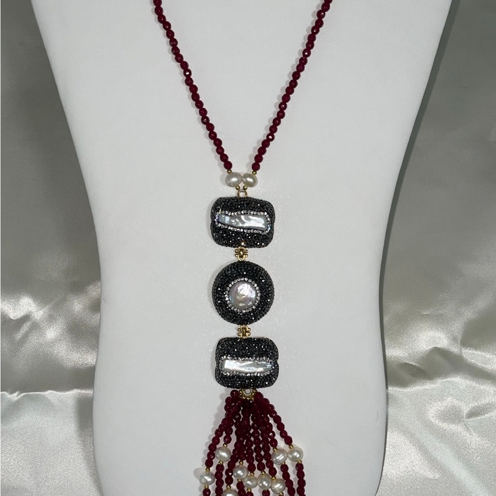 Chic Garnet and Pearl Necklace